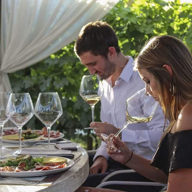 wine-tasting-with-appetizers